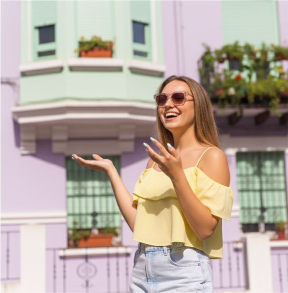 Mulher feliz com a pintura da casa